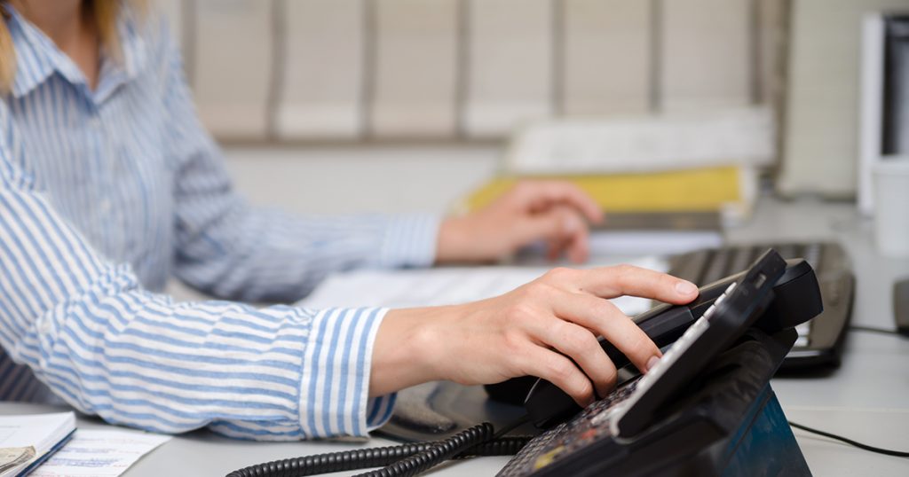 Foto: Frauenhand am Telefon