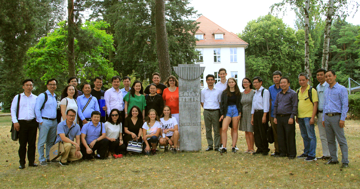 Gruppenfoto der vietnamesischen Delegation und der Schüler