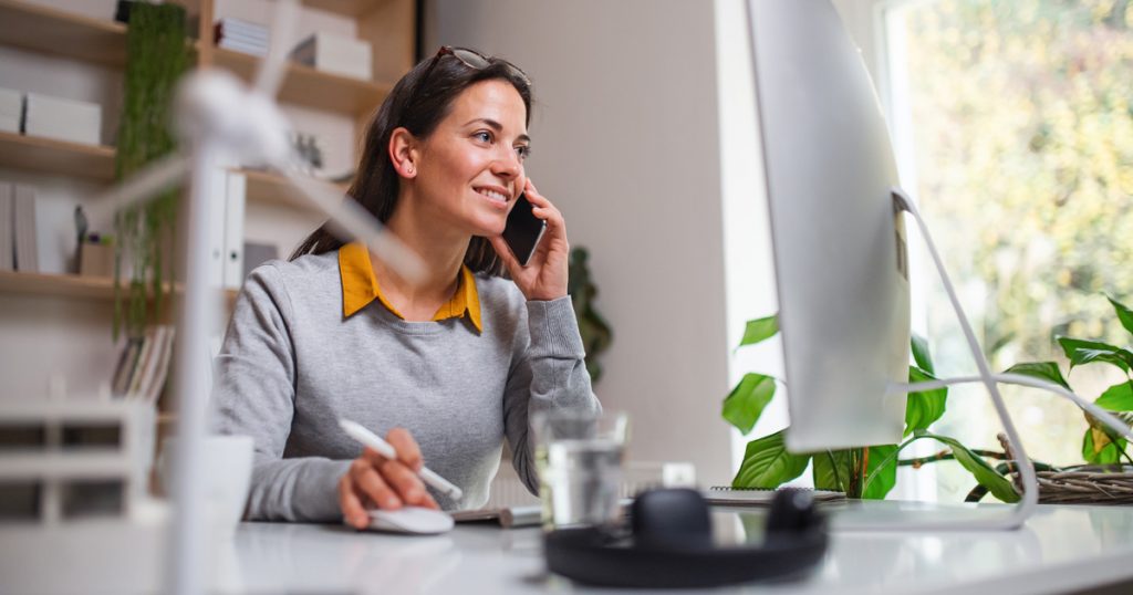 Foto: Frau am PC mit Handy