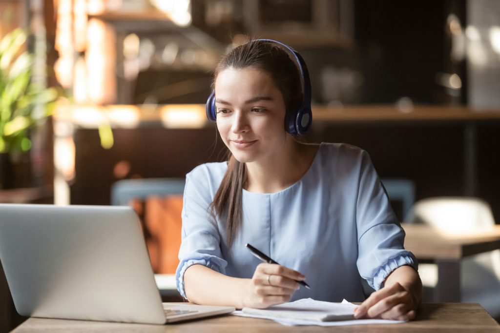 Foto: Frau mit Headset am Computer
