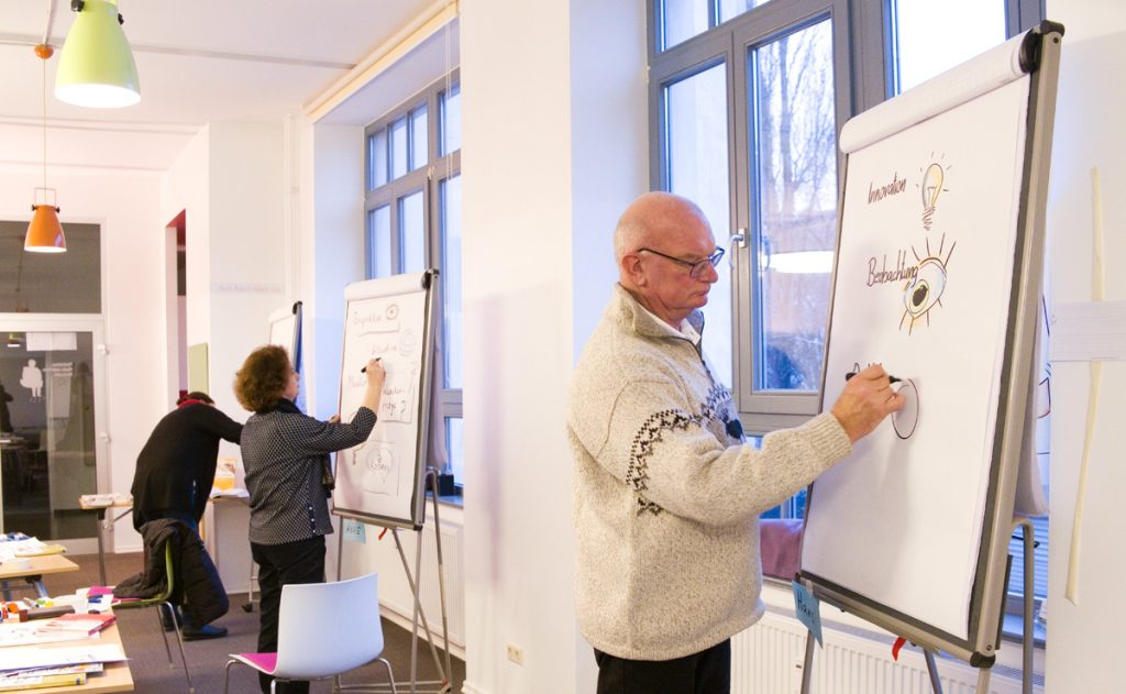 Foto: Teilnehmer beim Flipchart-Seminar