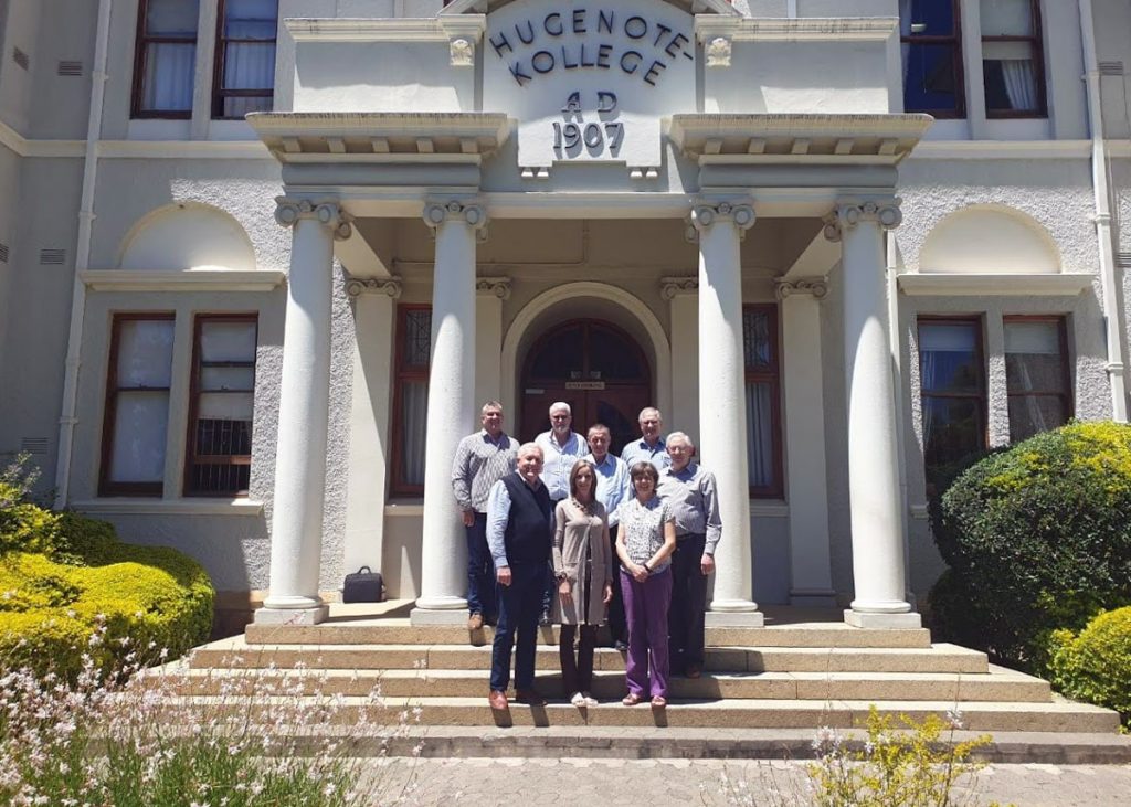 Foto: Gruppe vorm Eingang des Hugenote Kollege, Wellington, South Africa