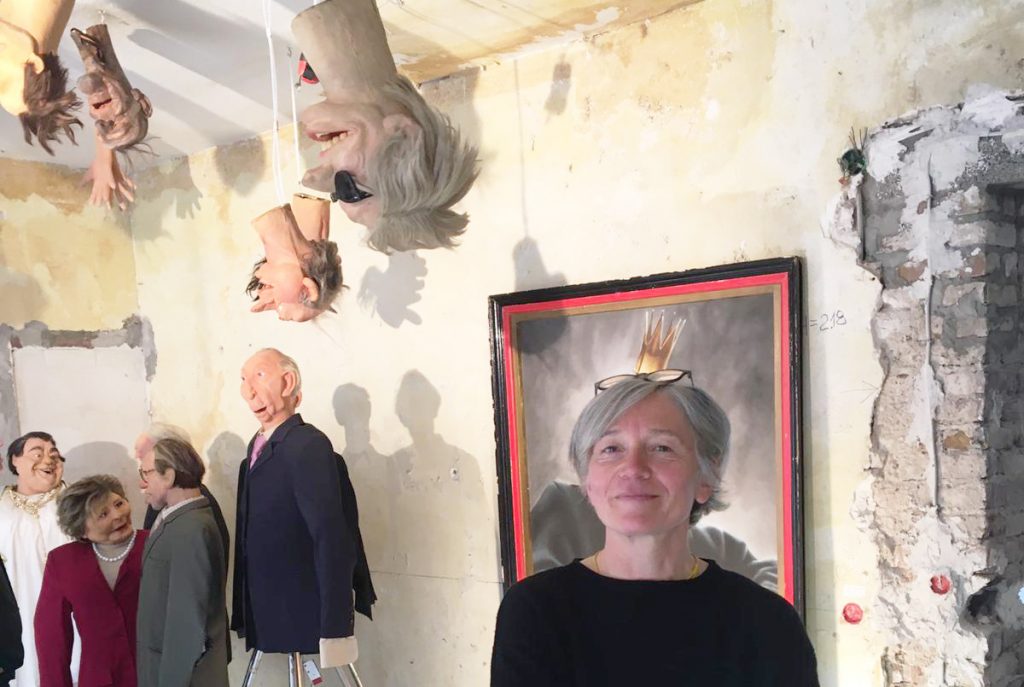 Foto: Ute Krafft vor Karikaturen