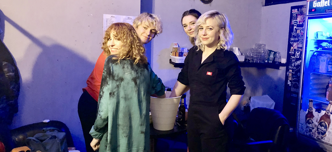 Foto: The Regrettes beim Handabformen