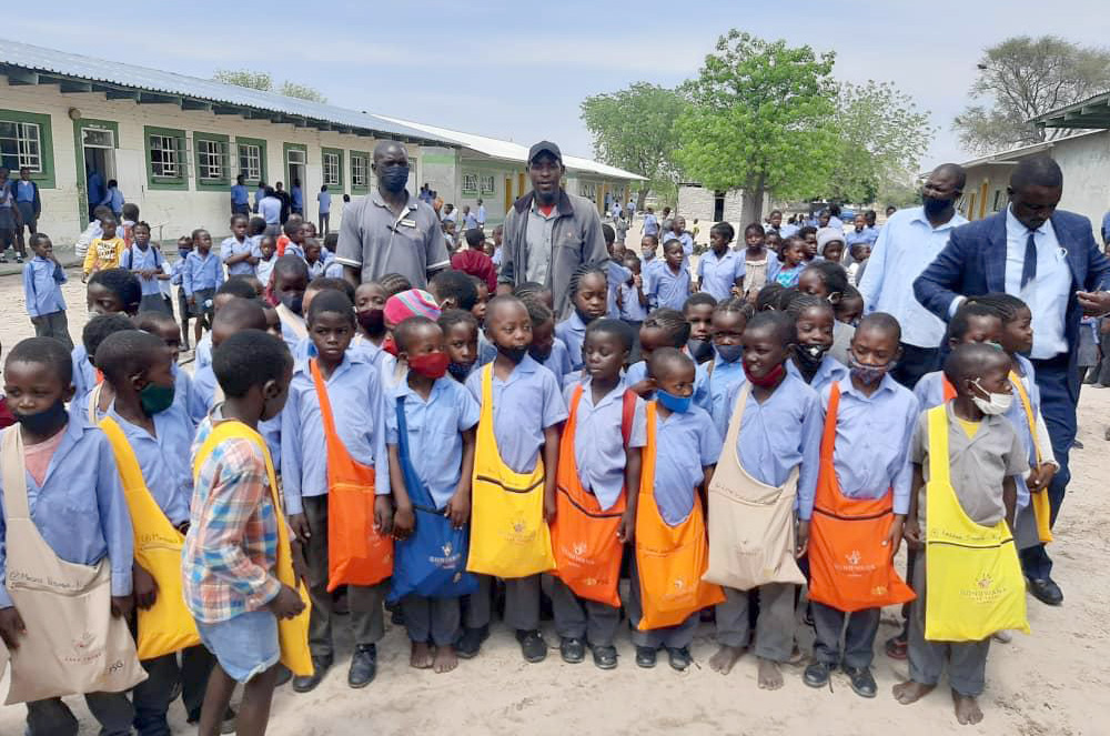 Foto: Schule, Kinder mit Schultaschen