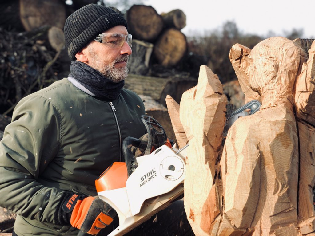 Foto: Achim Ripperger sägt eine Skulptur