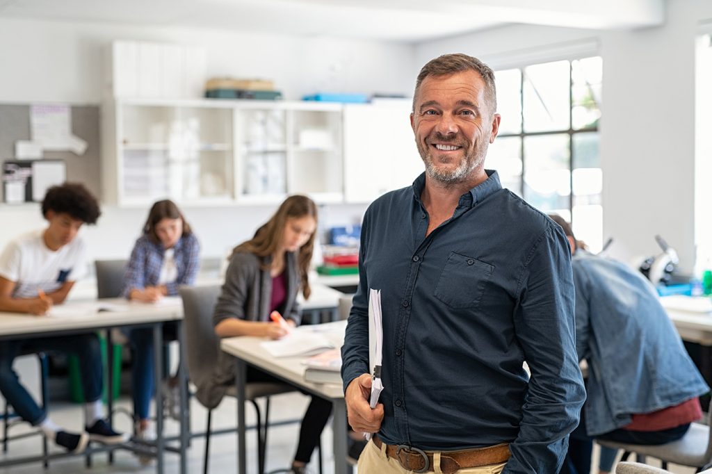 Foto: Ausbilder vor jungen Leuten