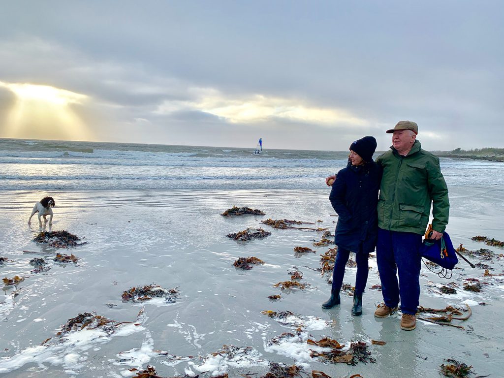 Foto: Mary O’Connor und Vater am Strand in Galway