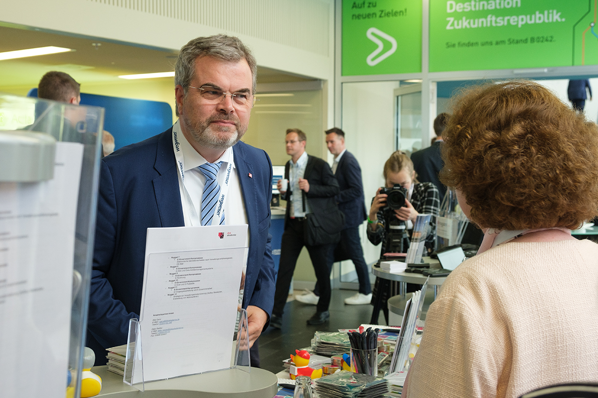 Foto: Oliver Welte am Stand der dbb akademie