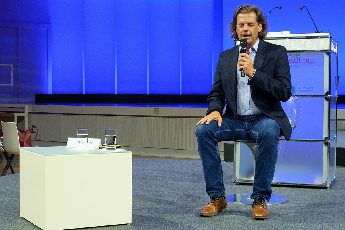 Foto: Alexander Hobbach bei einer Achtsamkeitsübung
