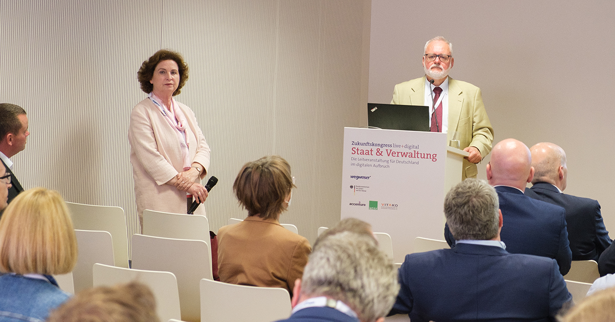 Foto: Anke Weigend und Jürgen Müller vor Publikum