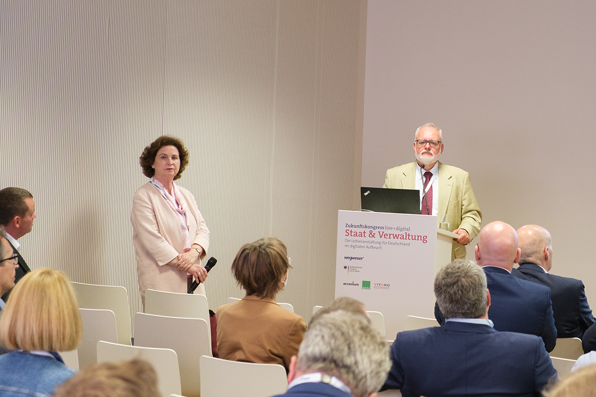 Foto: Anke Weigend und Jürgen Müller vor Publikum