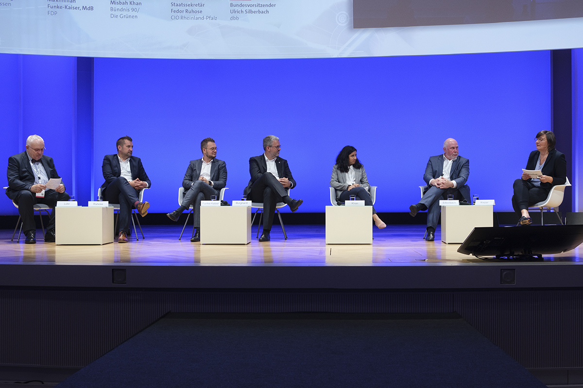 Foto: Diskussion im Plenum