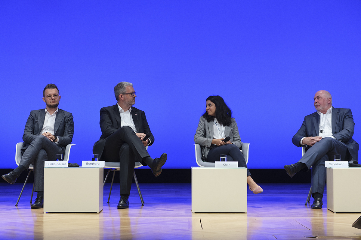Foto: Diskussion im Plenum