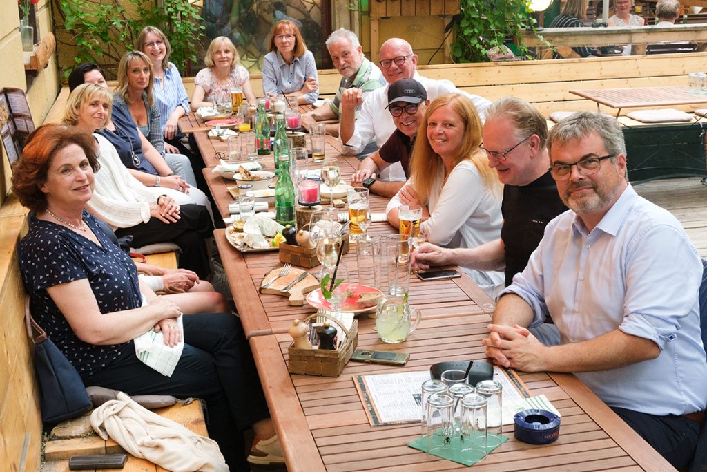 Foto: alle beim Abendessen