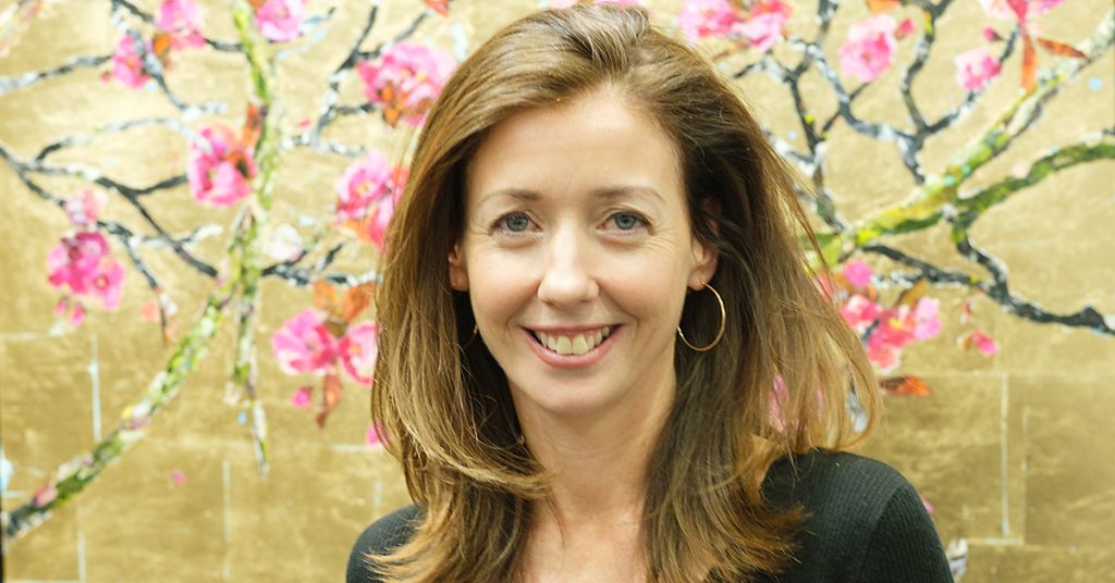 Foto: Mary O’Connor vor einer Collage