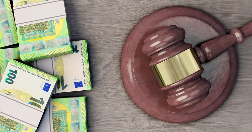 Foto: Geldscheine und Richterhammer