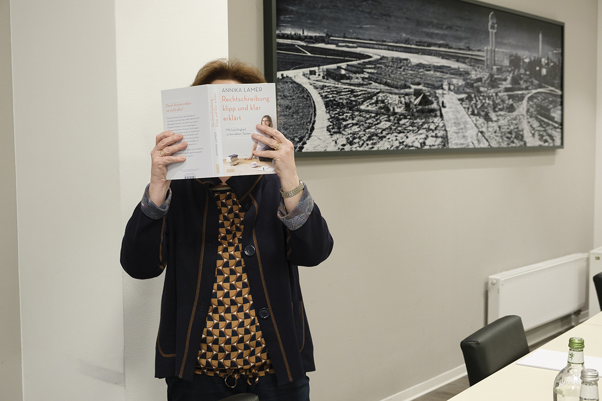 Foto: Anke Weigend mit Buch