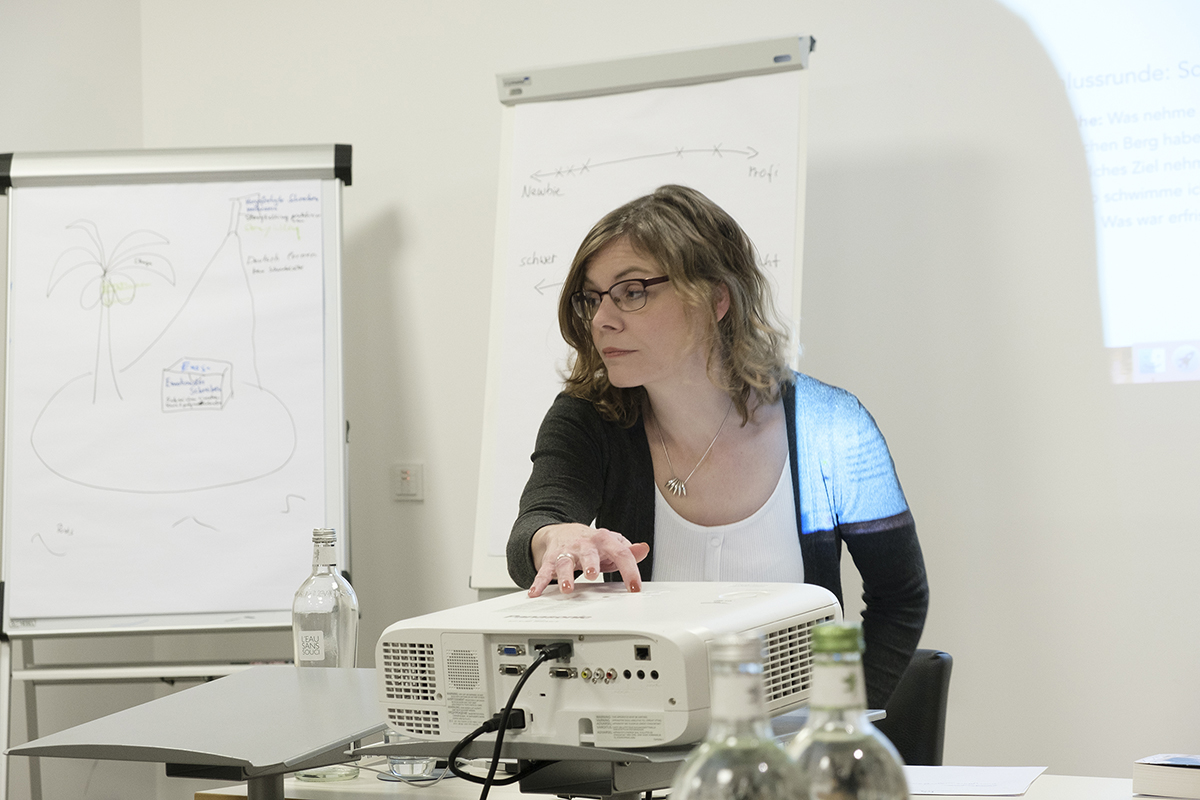 Foto: Dr. Annika Lamer am Beamer