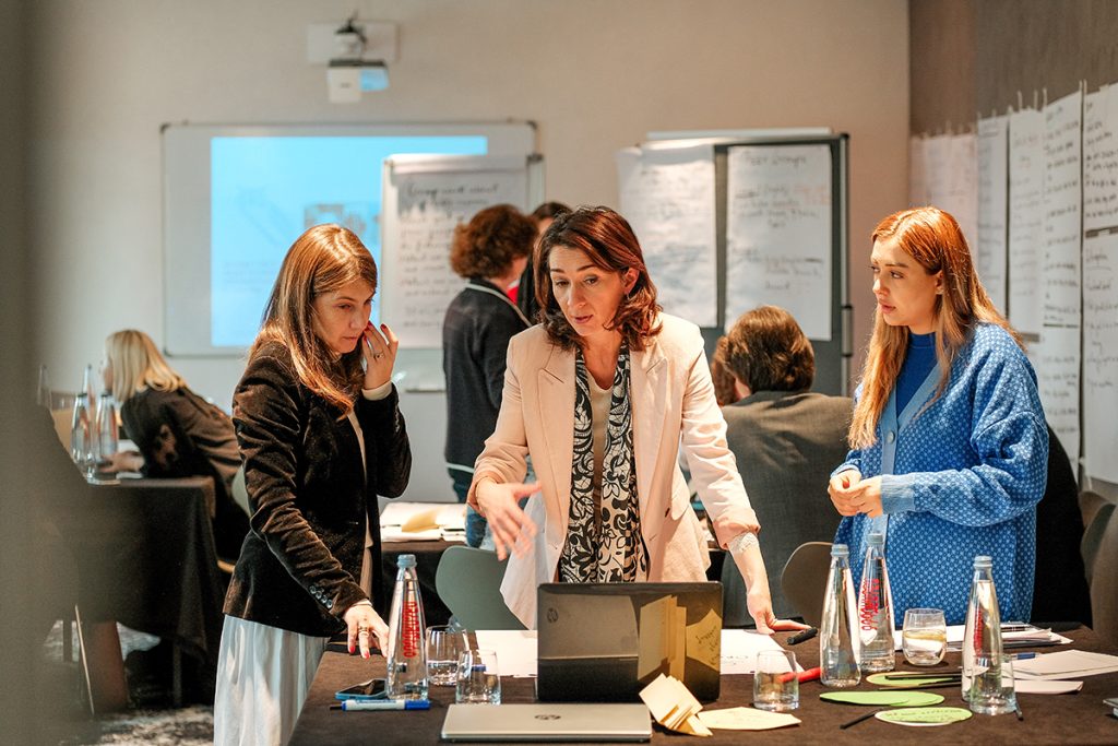 Foto: drei Frauen bei der Gruppenarbeit