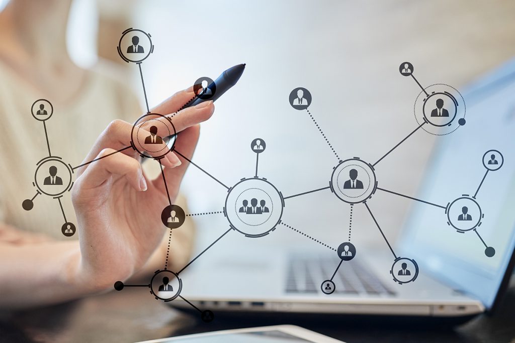 Foto: Hand zeichnet Netzwerk auf Glas