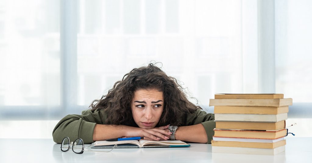 Foto: Frau vor vielen Büchern