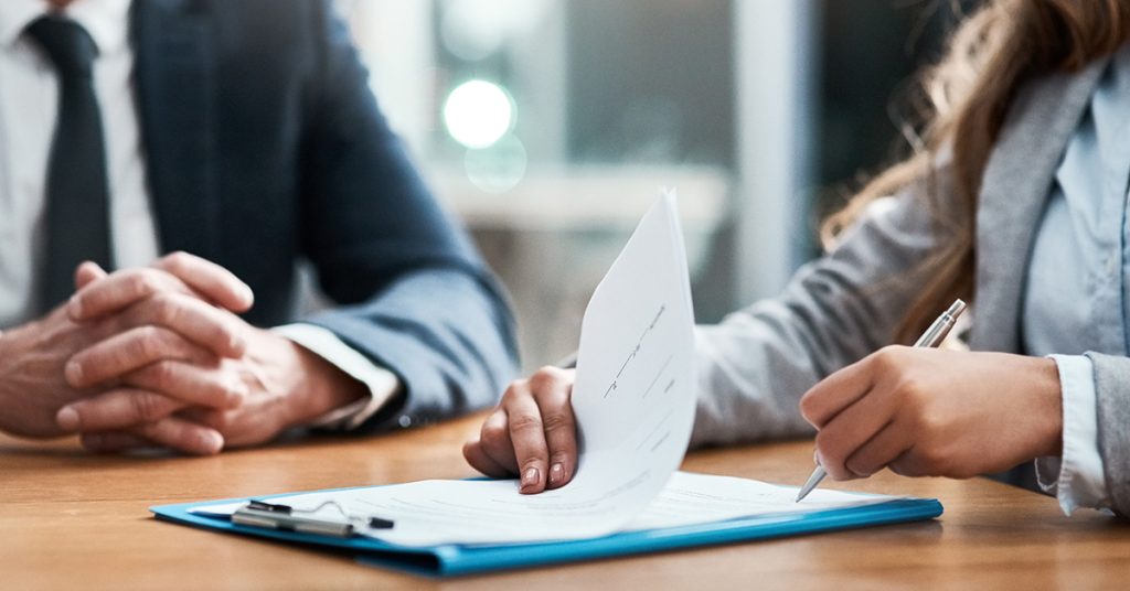 Foto: Zwei Menschan am Schreibtisch