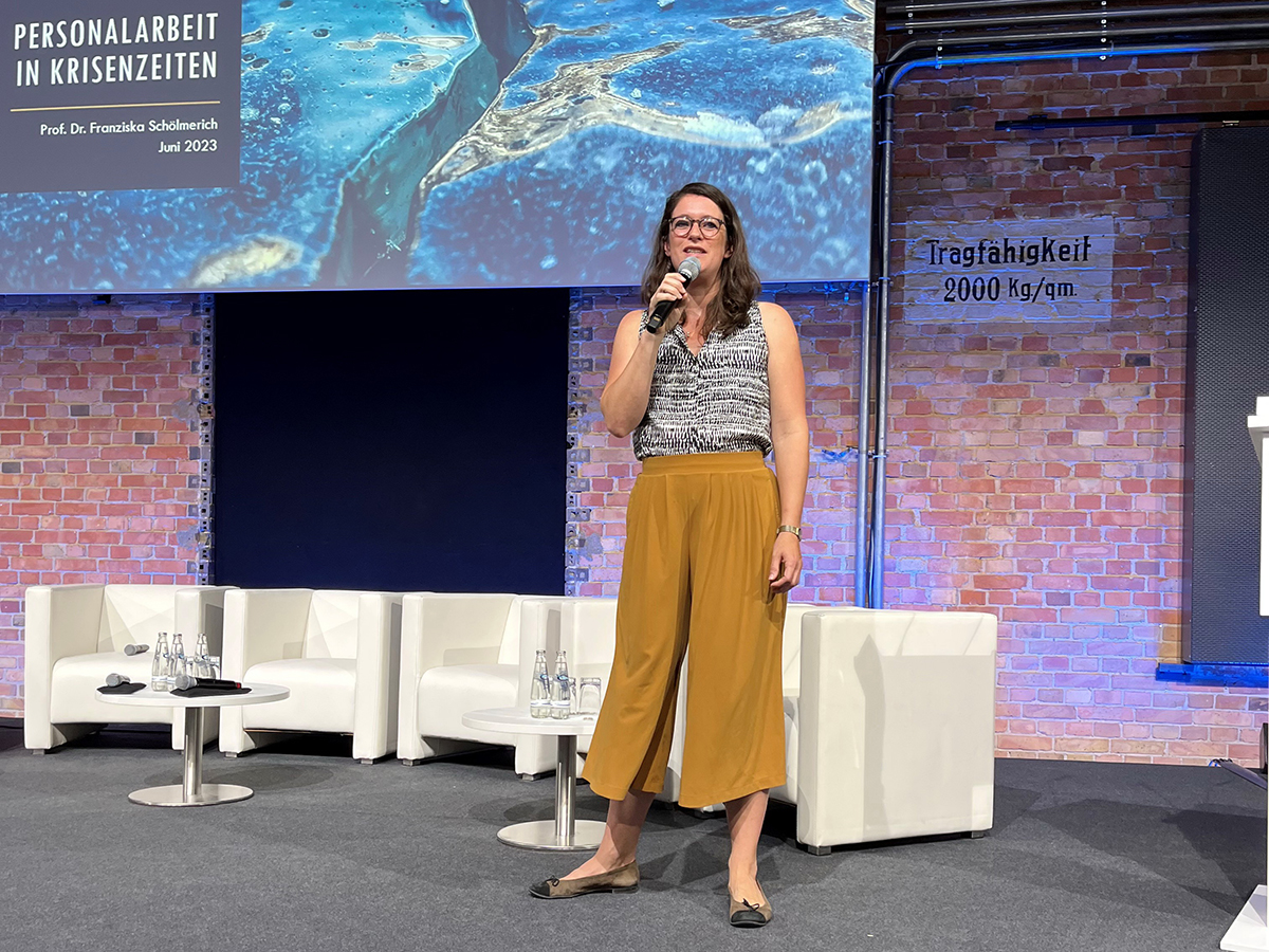 Foto: Prof. Dr. Franziska Schölmerich beim Vortrag