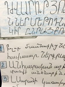 Foto: Flipchart mit armenischer Schrift