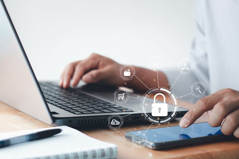 Foto: Männerhände am Notebook, Datenschutzsymbol