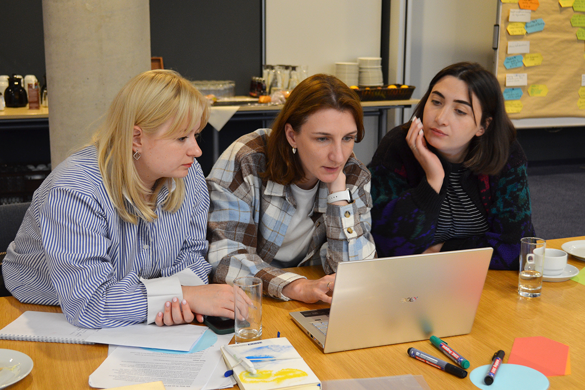 Foto: drei Coaches aus der Ukraine und Armenien
