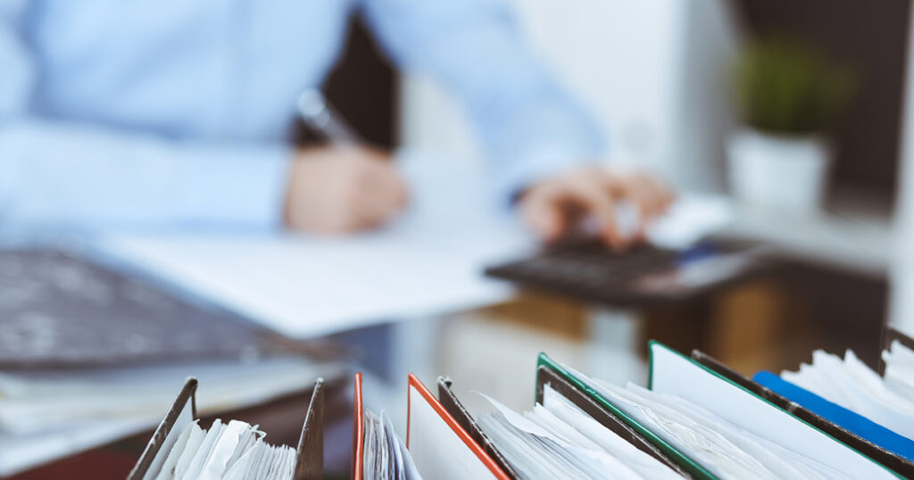 Foto: Akten und Hände