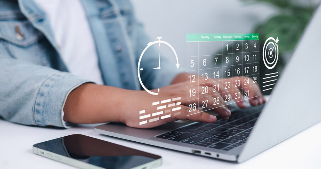 Fotomontage: Mann am PC, davor eingeblendet Kalender