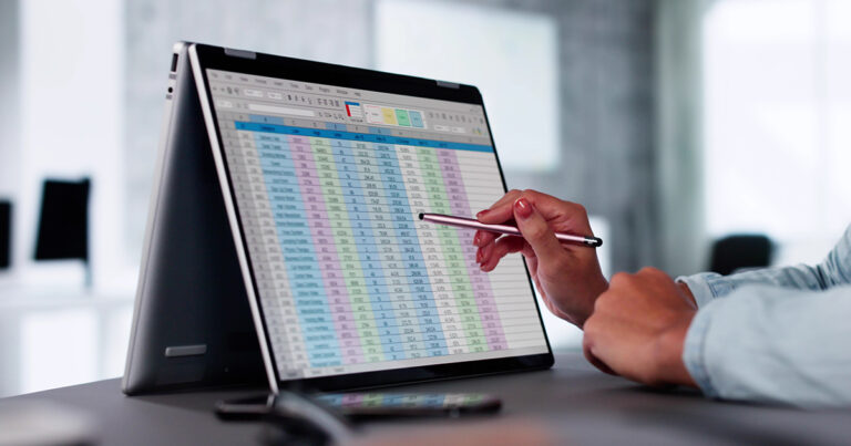 Foto: Notebook mit Tabellen